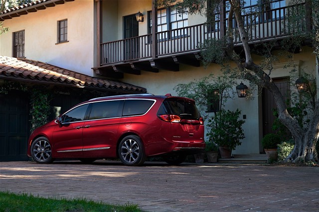 Chrysler Pacifica photo 7
