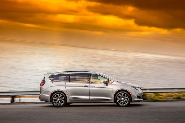 Chrysler Pacifica photo 9