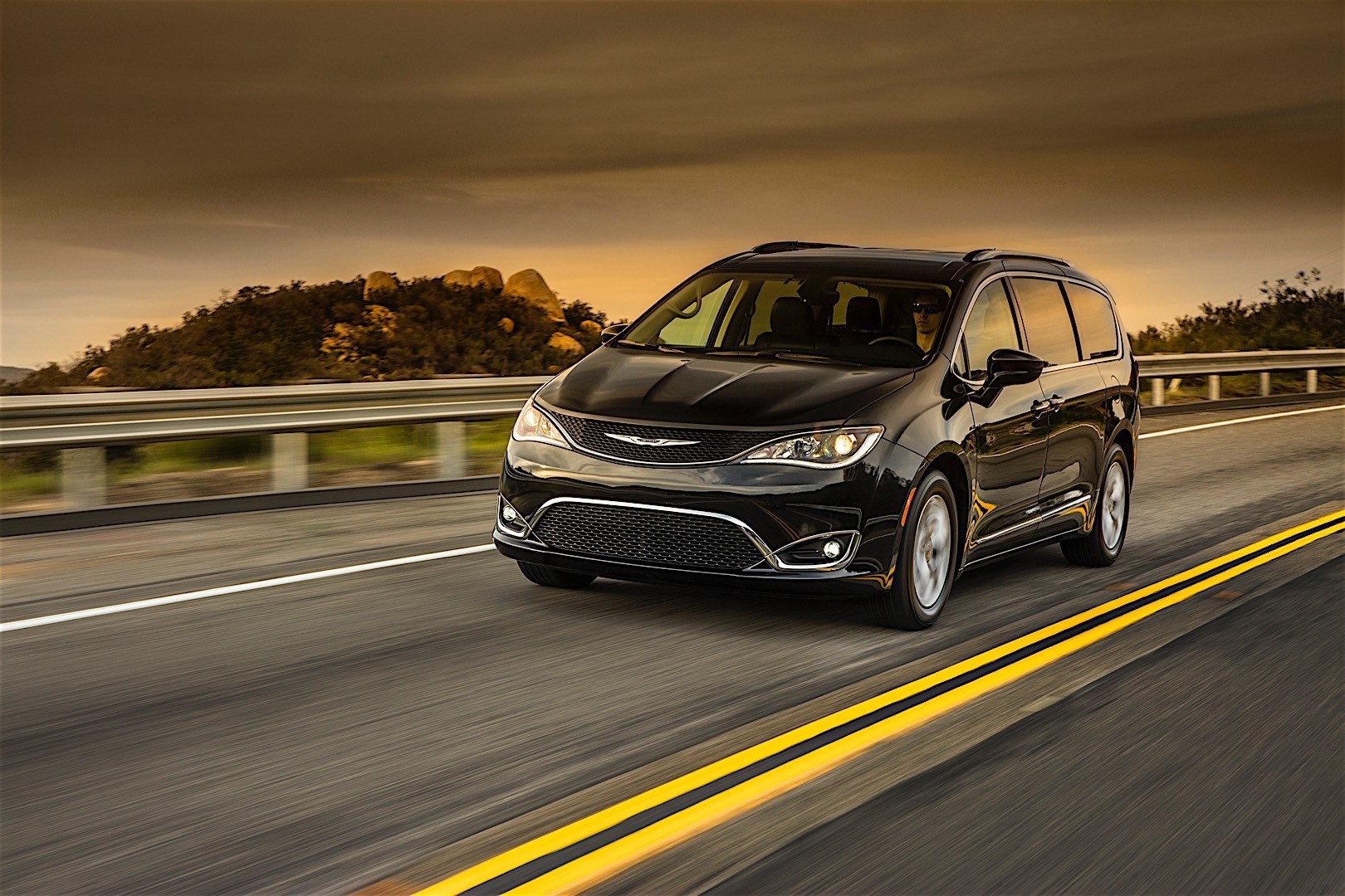 Chrysler Pacifica photo 10