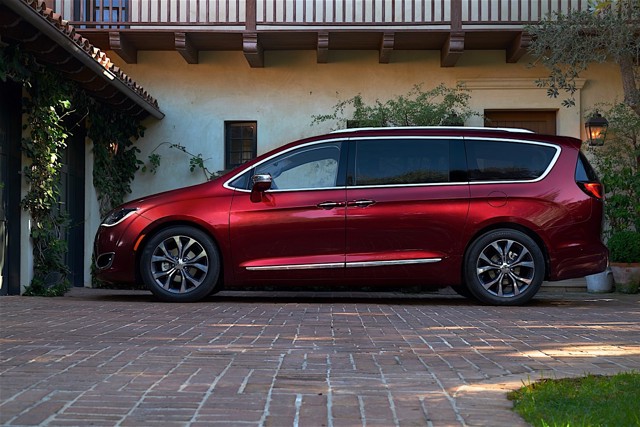 Chrysler Pacifica photo 20