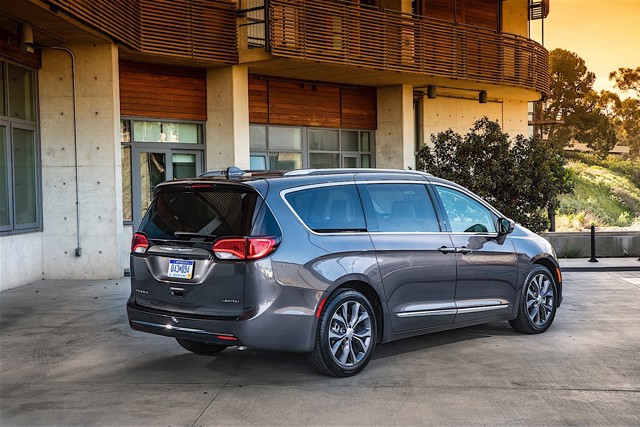 Chrysler Pacifica photo 22