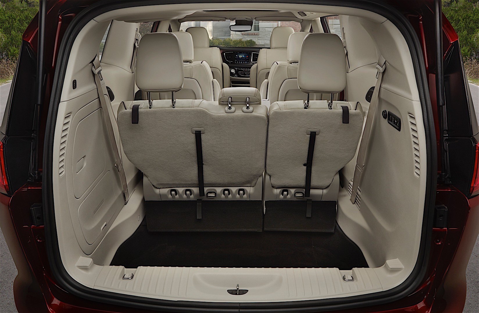 Chrysler Pacifica photo 56