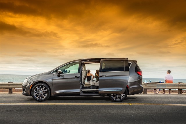 Chrysler Pacifica photo 24
