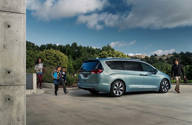 Chrysler Pacifica photo 28