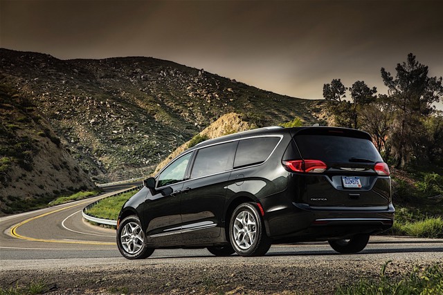 Chrysler Pacifica photo 35