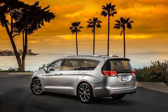 Chrysler Pacifica photo 38
