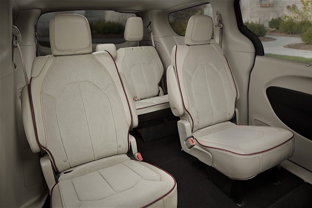 Chrysler Pacifica photo 59