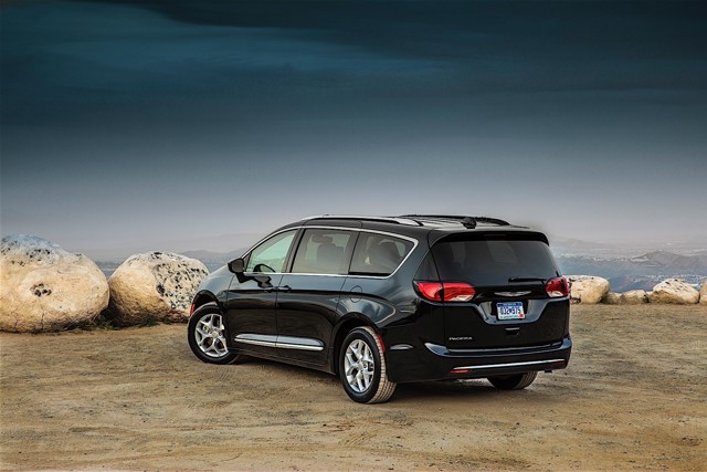 Chrysler Pacifica photo 2