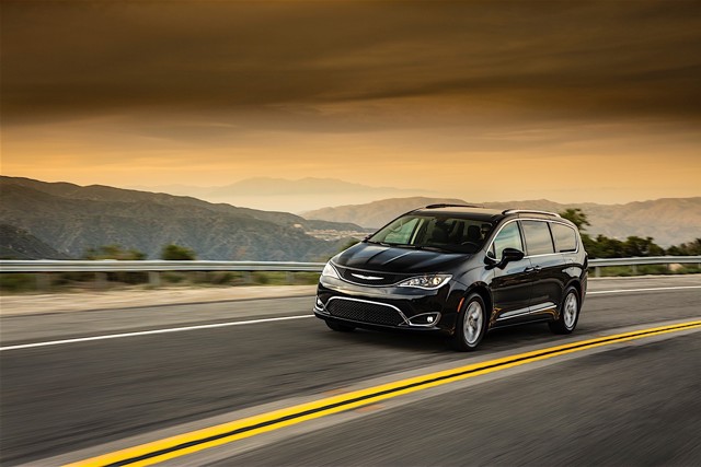 Chrysler Pacifica photo 3