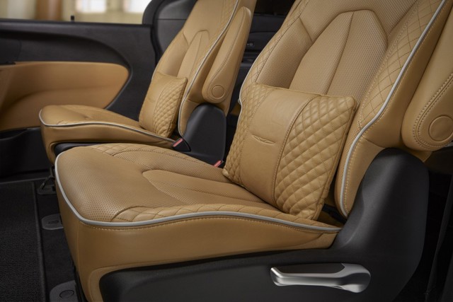 Chrysler Pacifica photo 90
