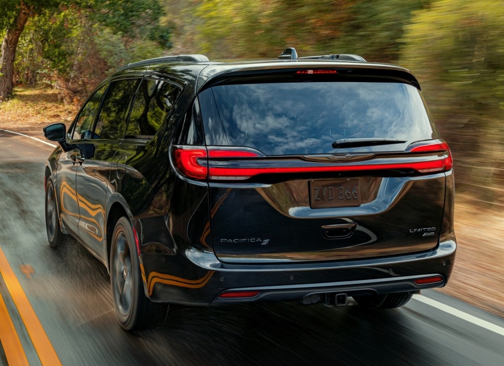 Chrysler Pacifica photo 2