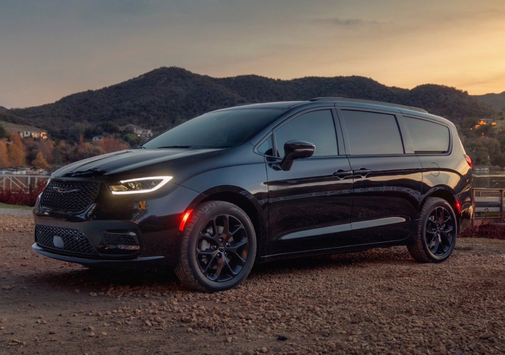 Chrysler Pacifica photo 3