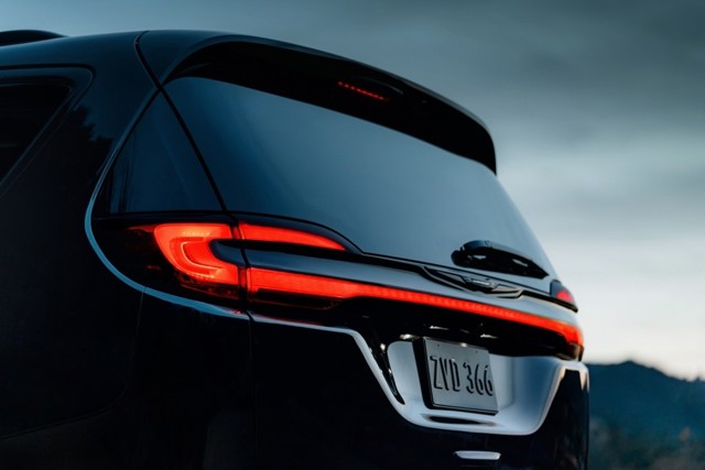 Chrysler Pacifica photo 7