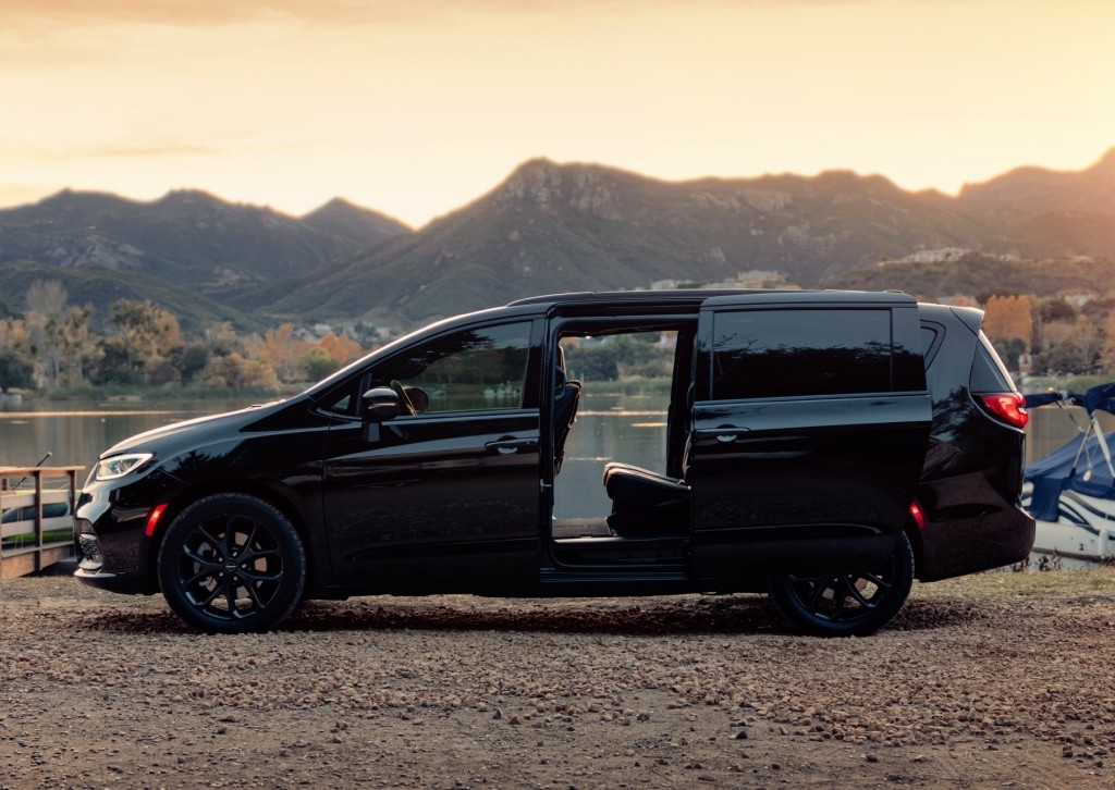 Chrysler Pacifica photo 8