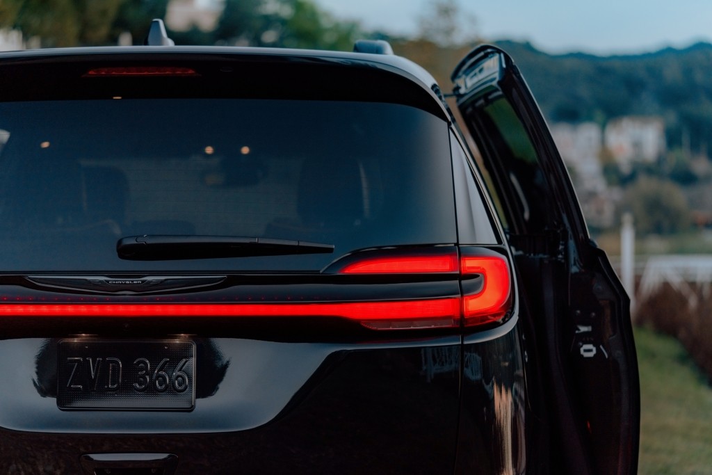 Chrysler Pacifica photo 11