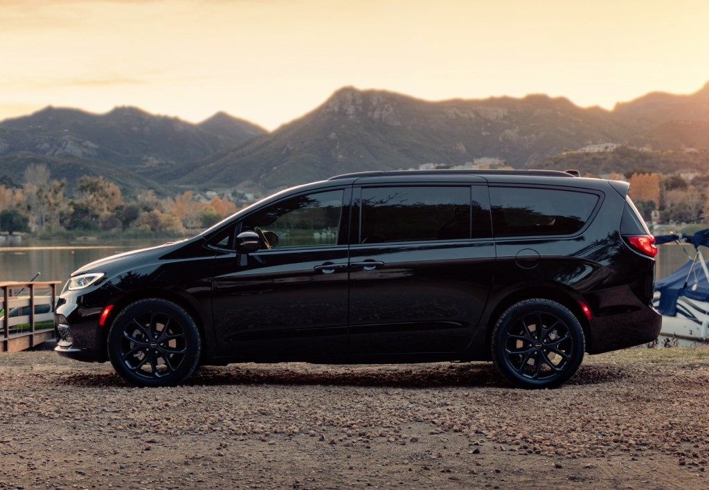 Chrysler Pacifica photo 16