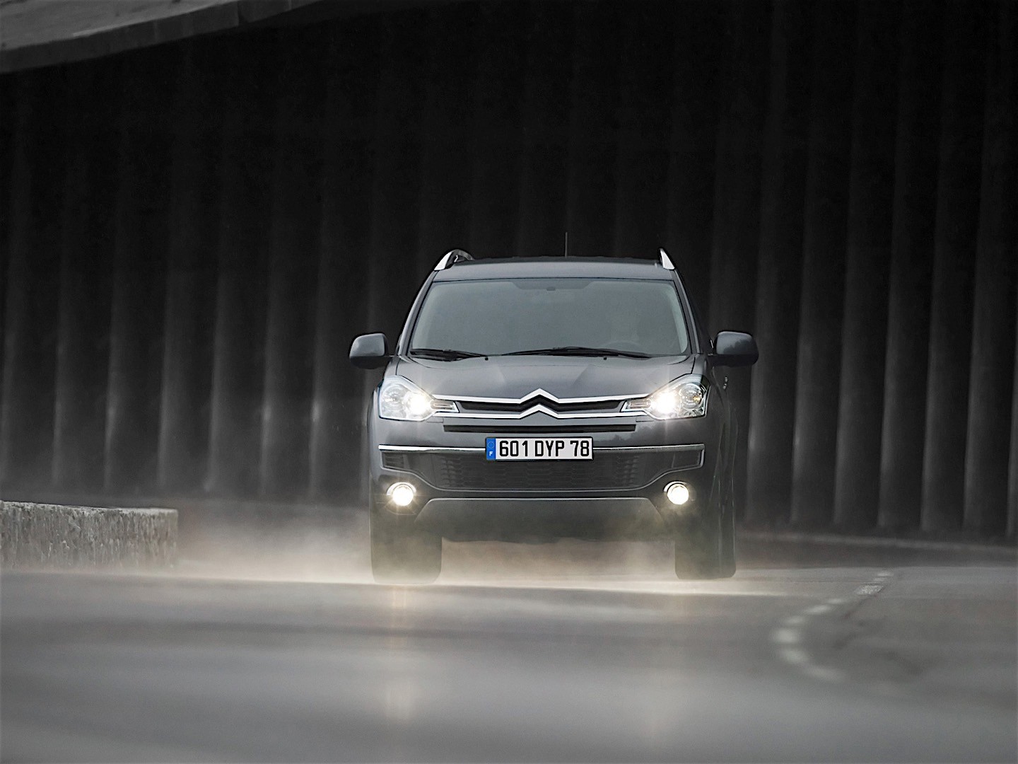 Citroen C-Crosser photo 18