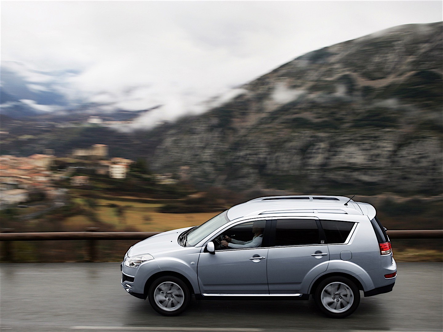 Citroen C-Crosser photo 27