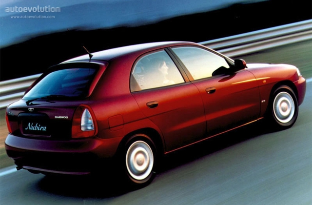 Daewoo Nubira Hatchback photo 2