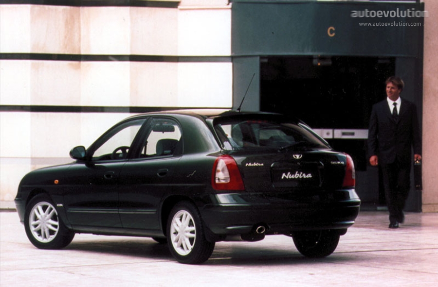 Daewoo Nubira Hatchback photo 3