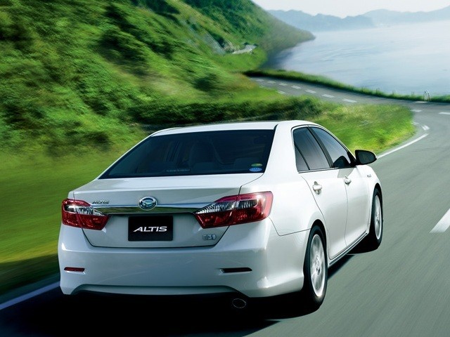 Daihatsu Altis photo 2