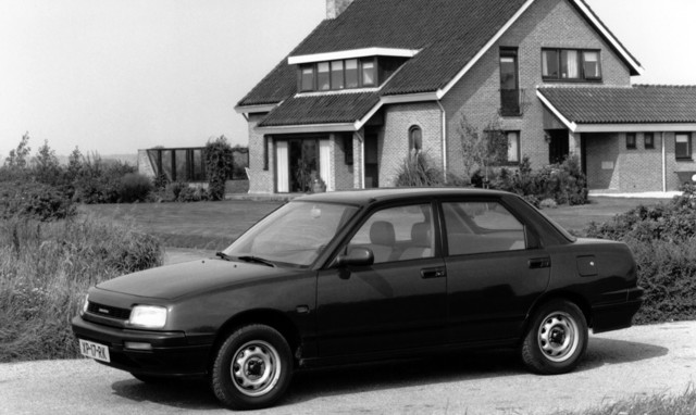 Daihatsu Applause photo 1