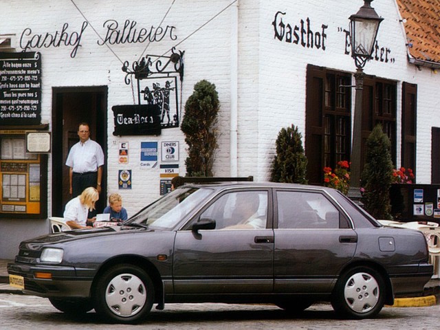 Daihatsu Applause photo 3