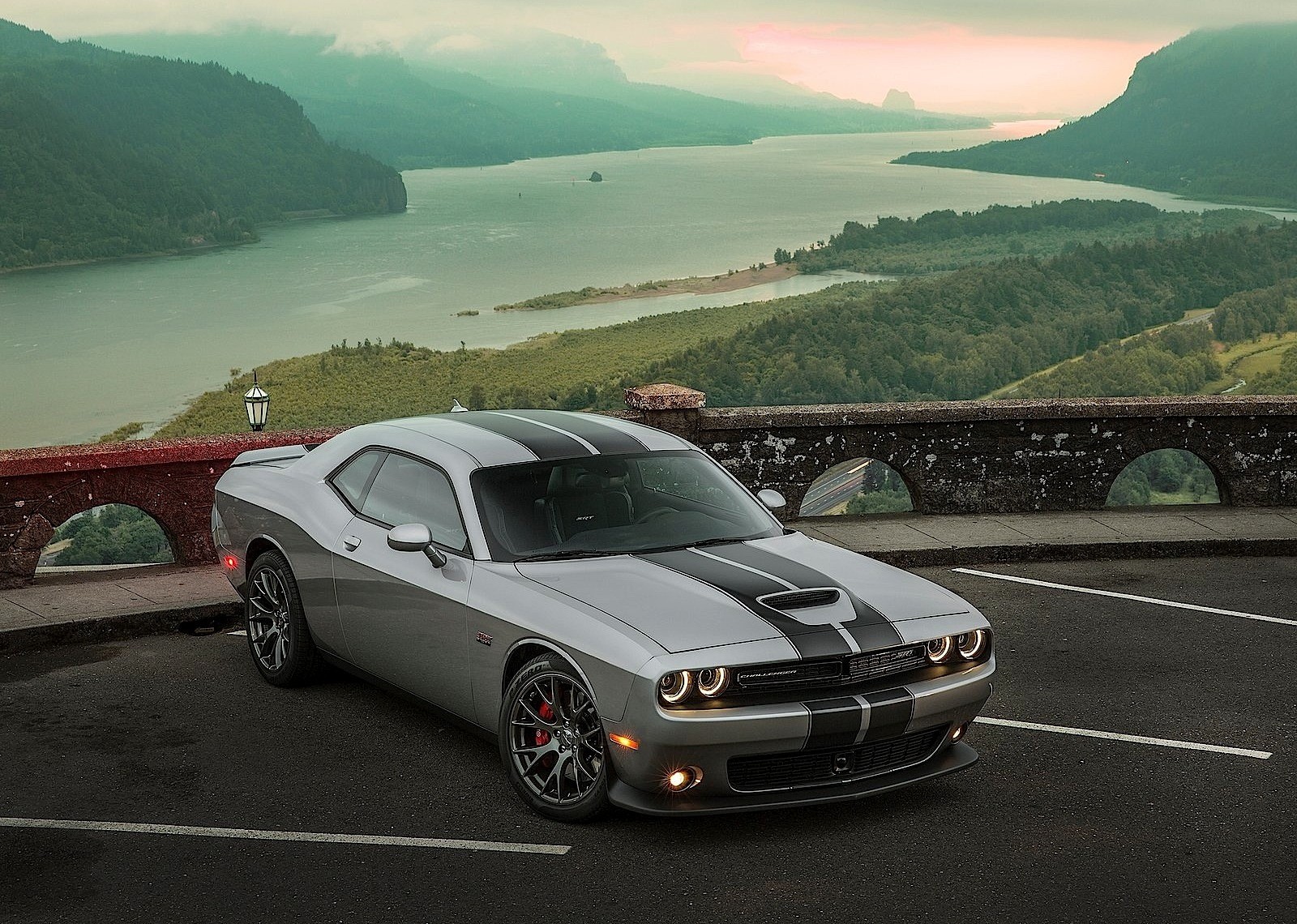 Dodge Challenger Srt photo 16