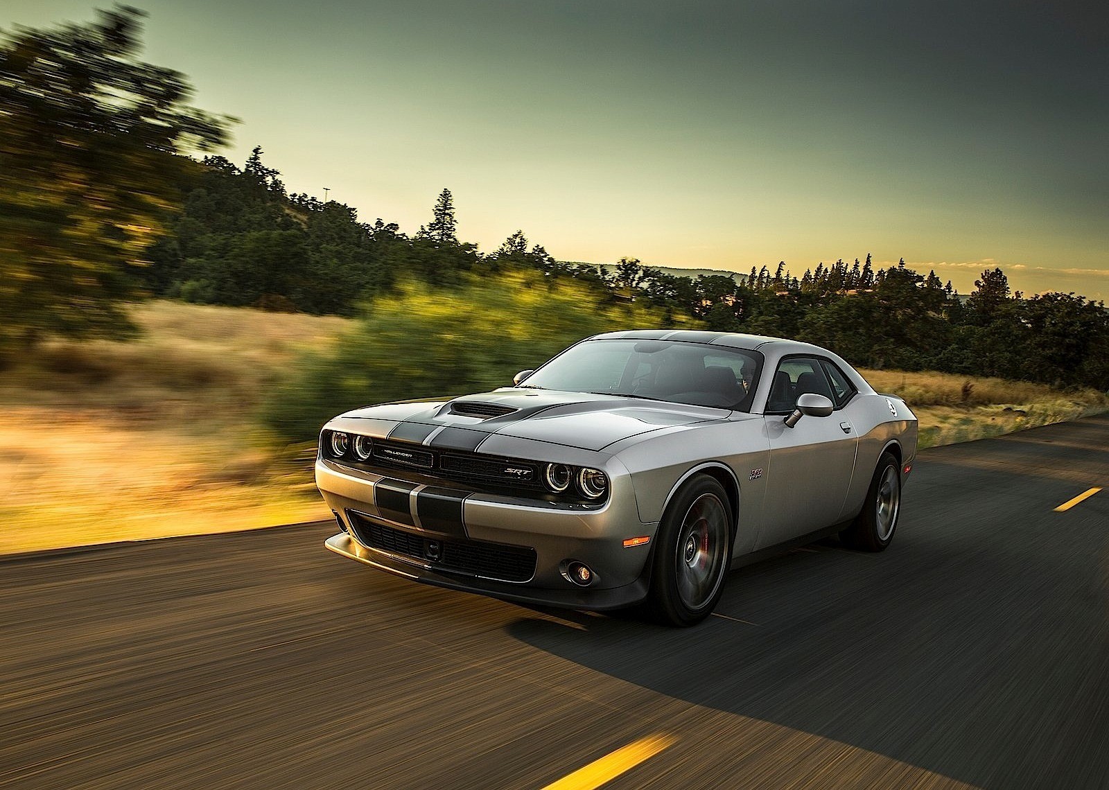 Dodge Challenger Srt photo 2