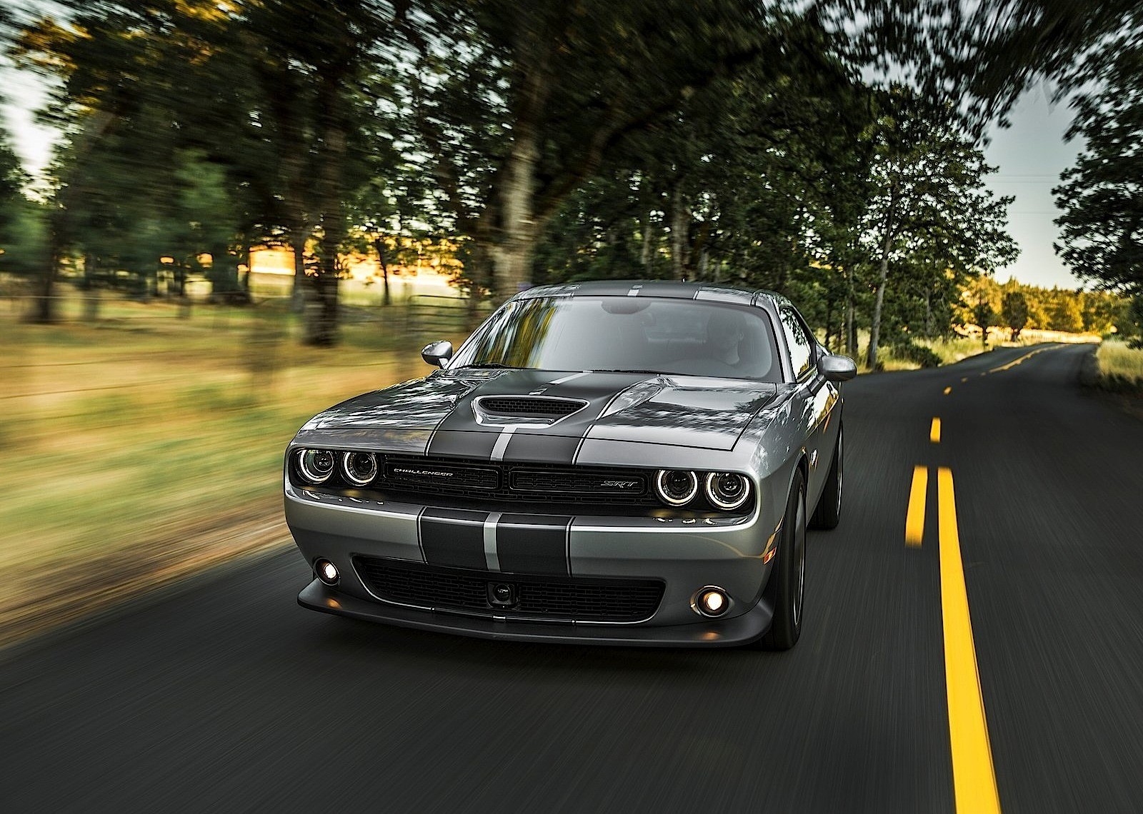 Dodge Challenger Srt photo 3