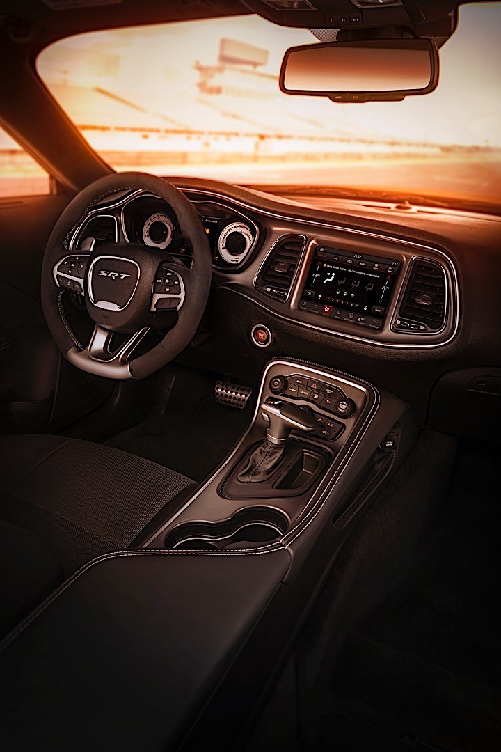 Dodge Challenger Srt photo 35