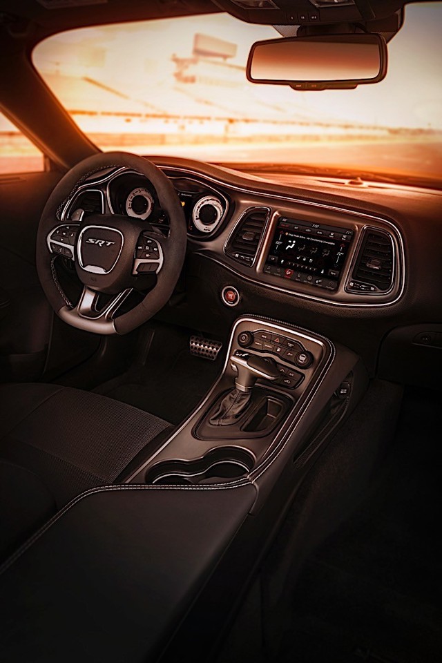 Dodge Challenger Srt photo 35