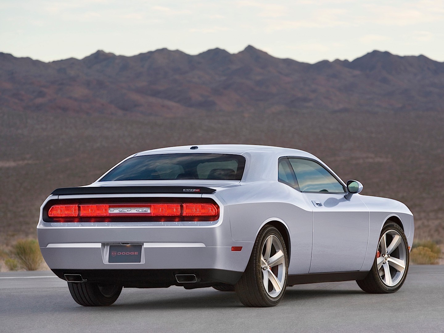 Dodge Challenger Srt photo 9