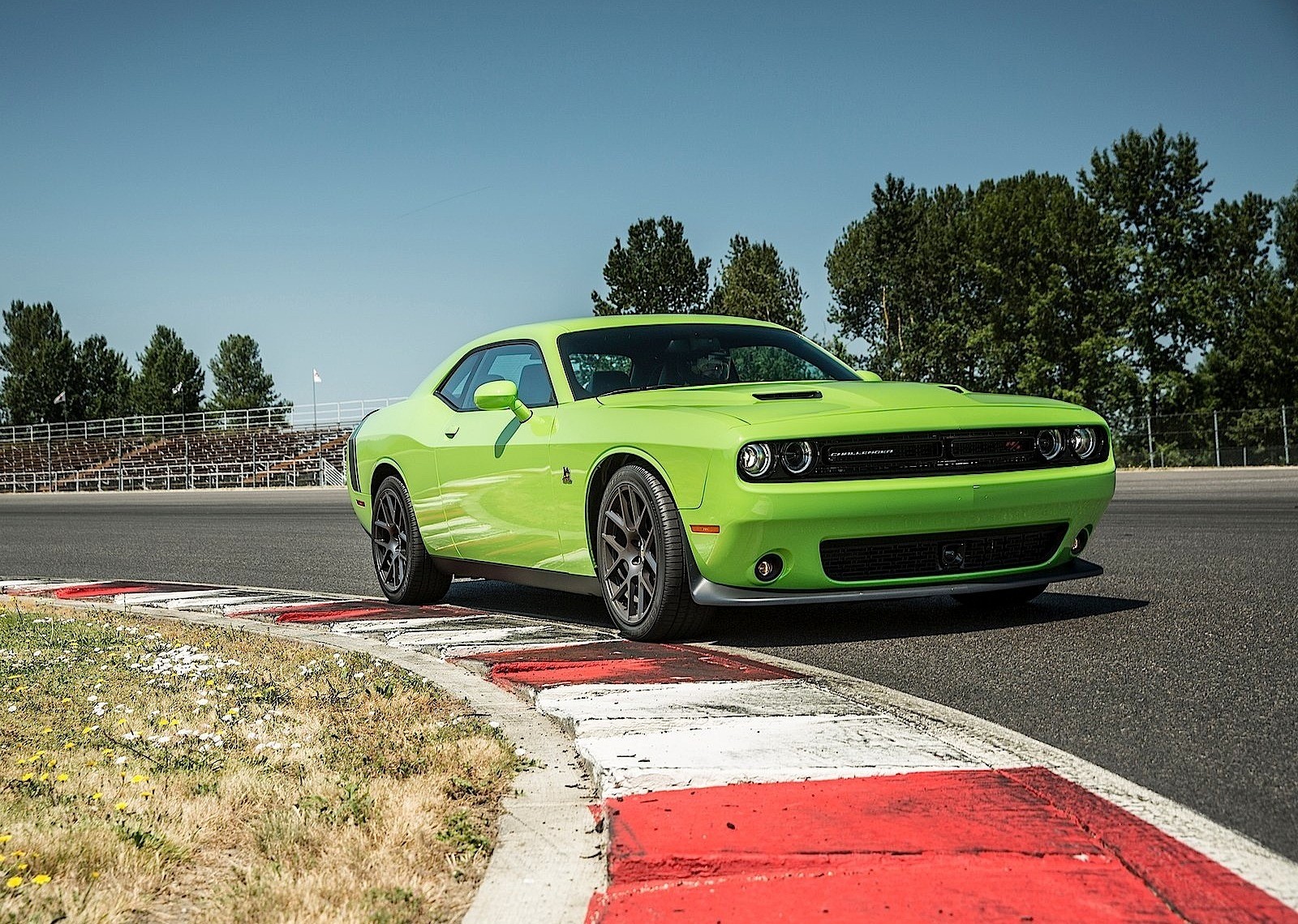 Dodge Challenger photo 4
