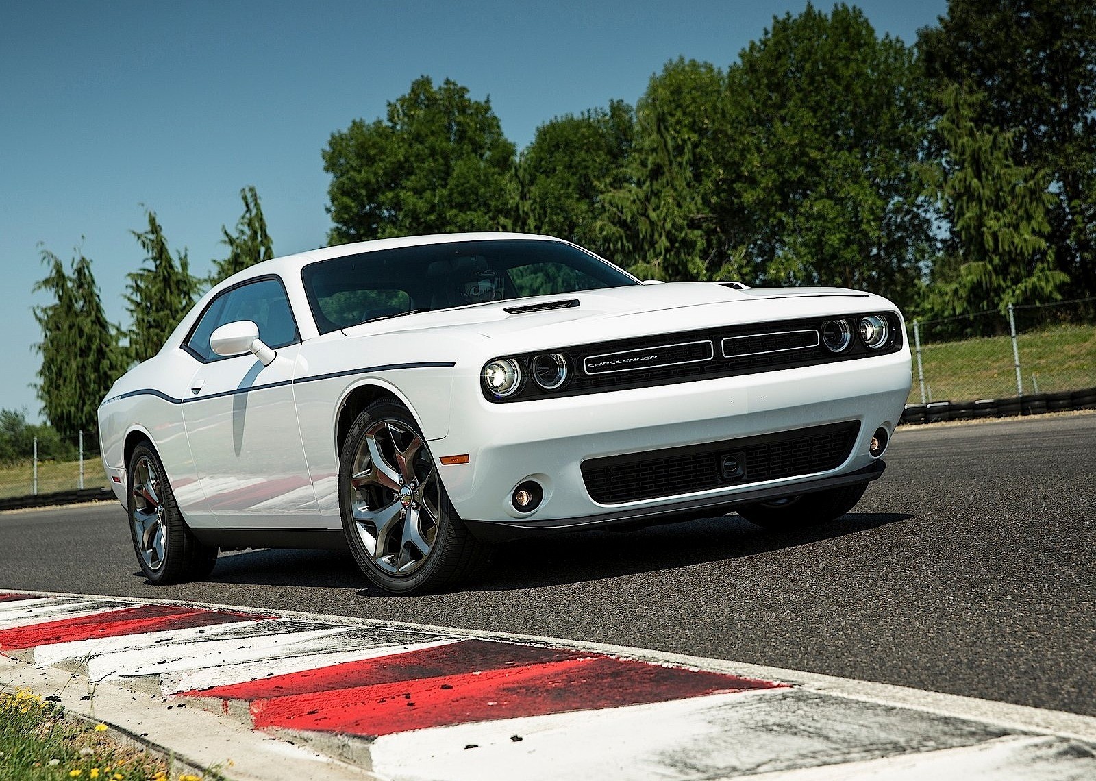 Dodge Challenger photo 7