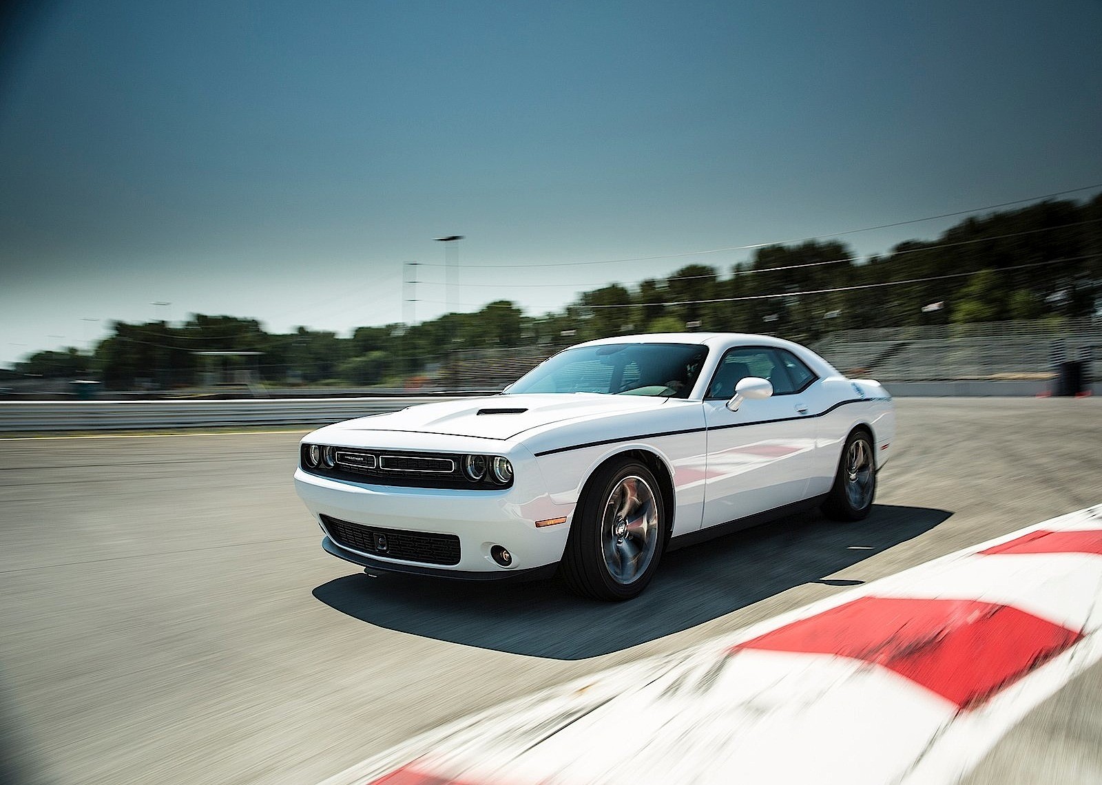 Dodge Challenger photo 8