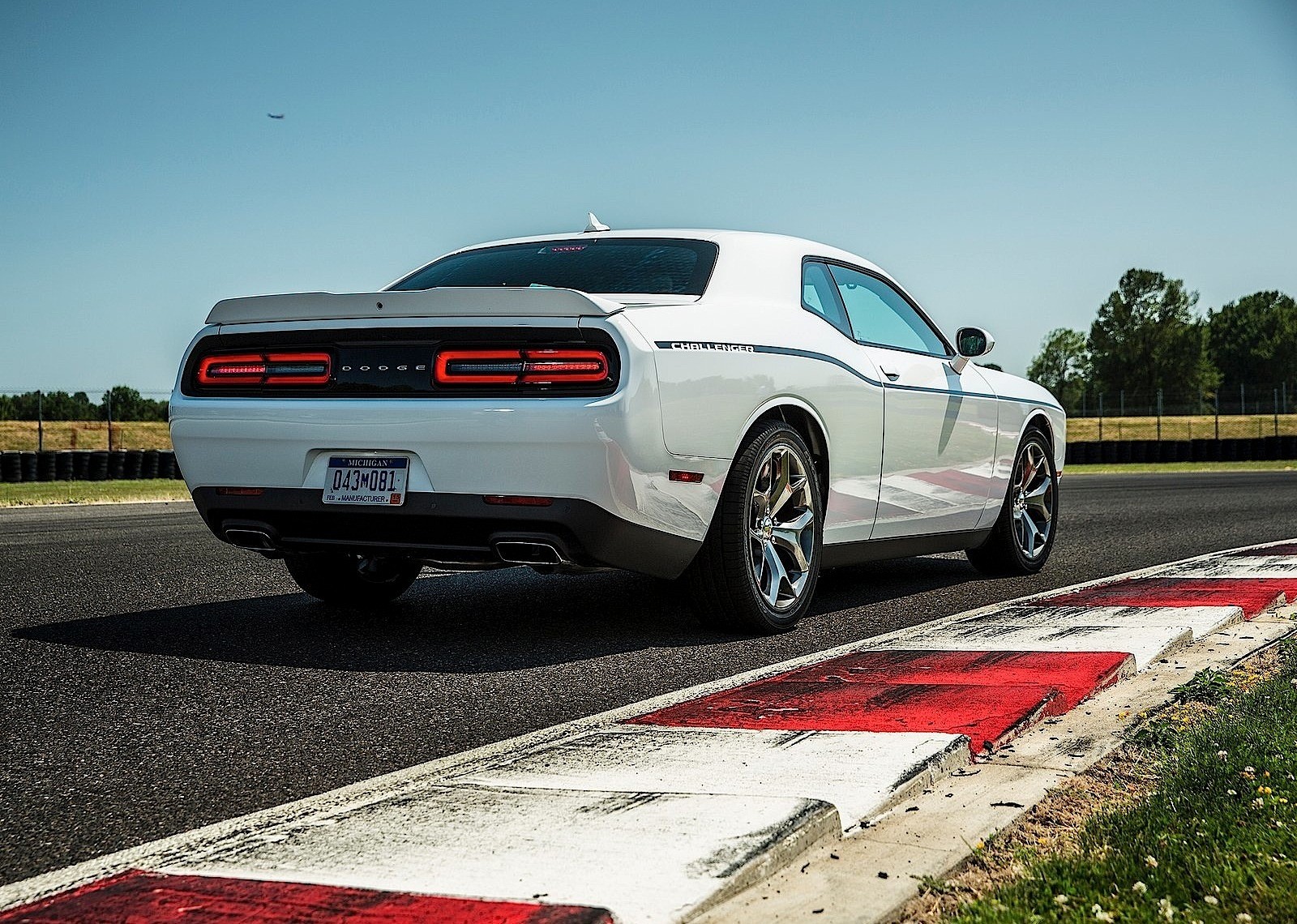 Dodge Challenger photo 18