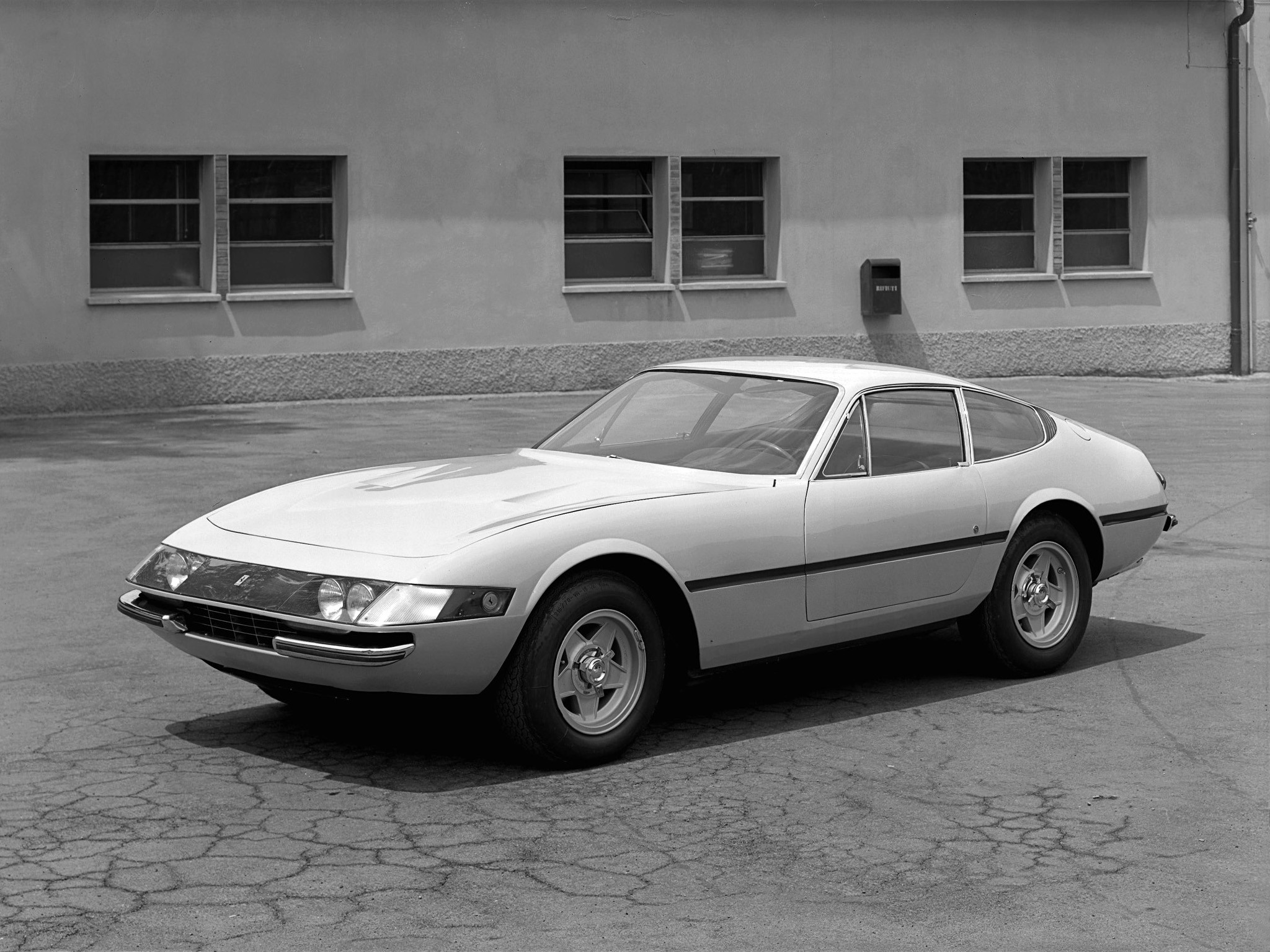 Ferrari 365 photo 21