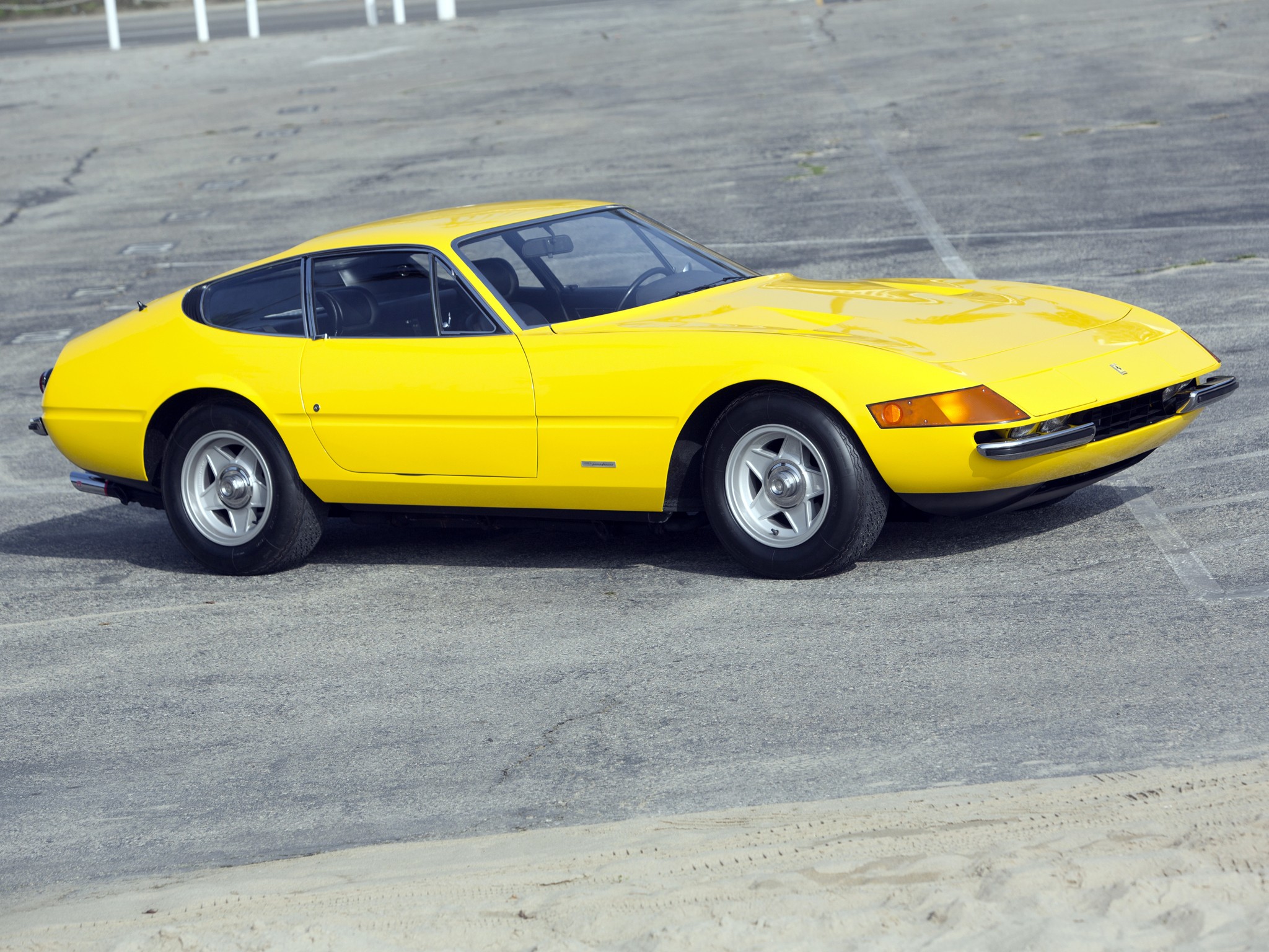 Ferrari 365 photo 37
