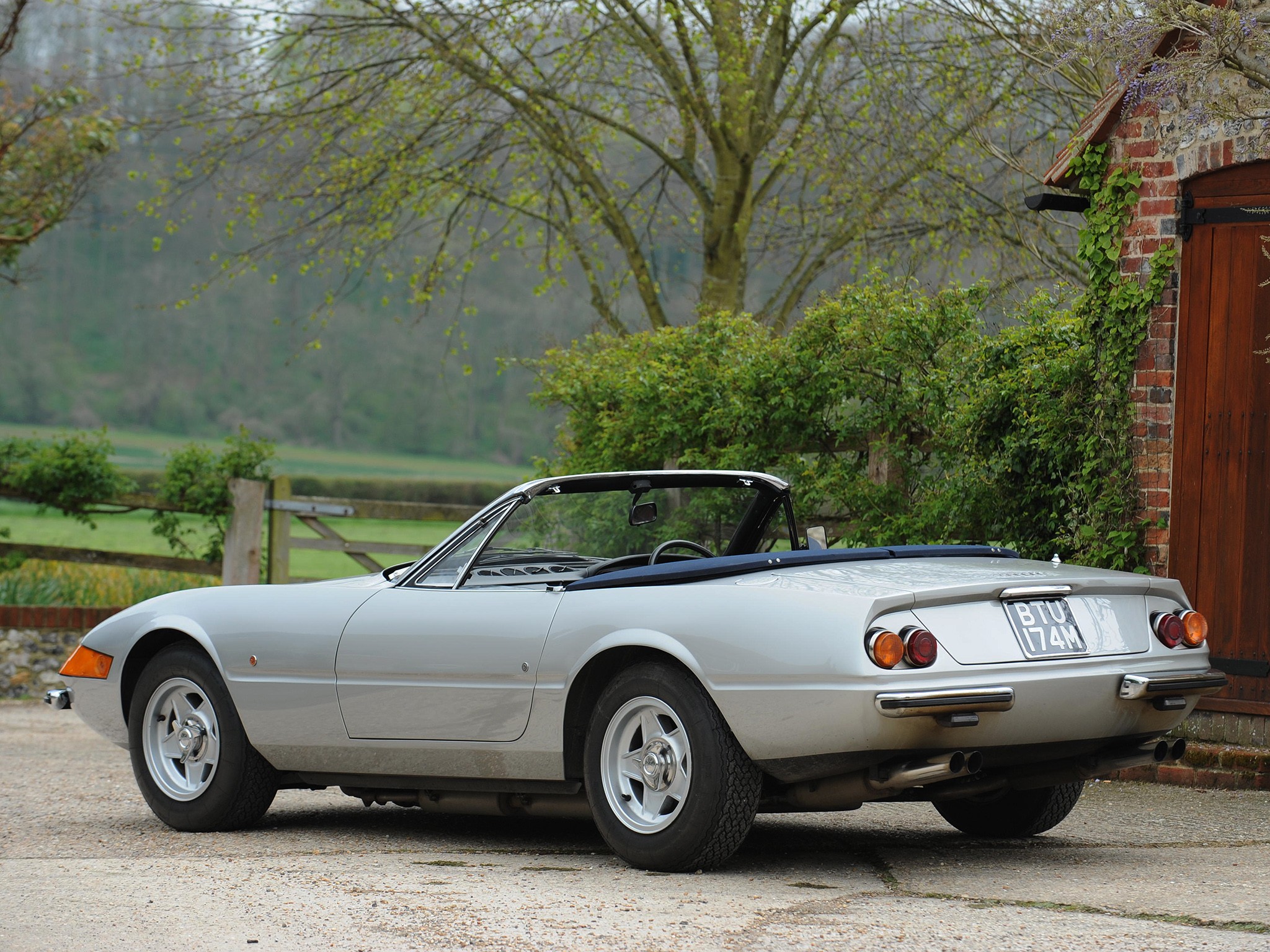 Ferrari 365 photo 43