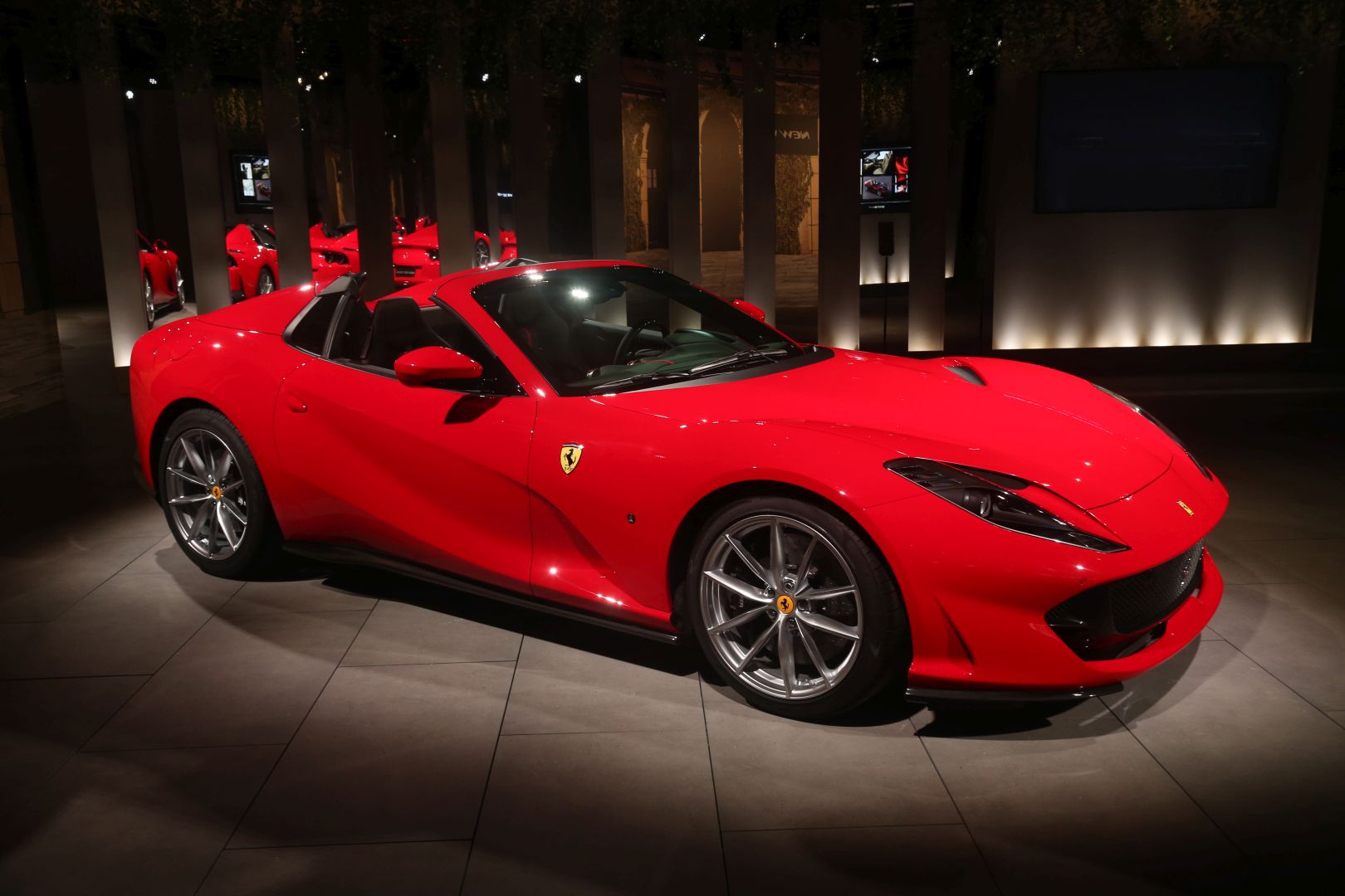 Ferrari 812 photo 6