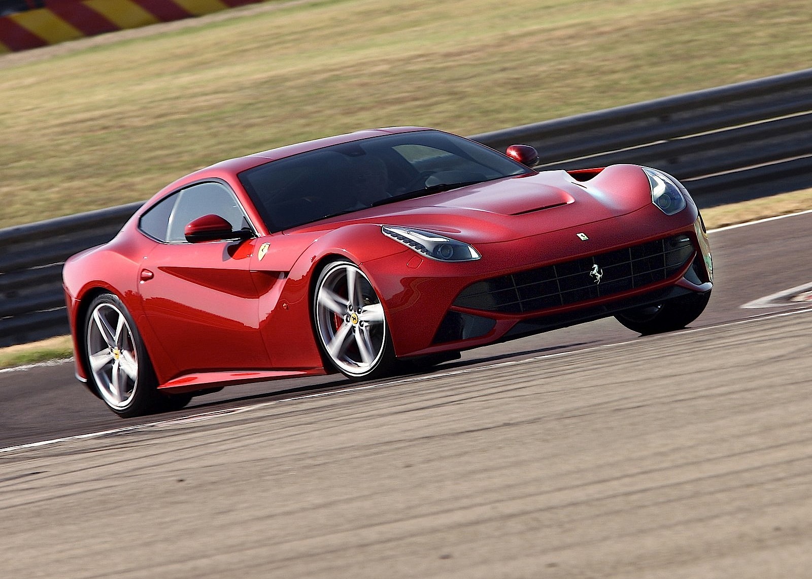Ferrari F12 Berlinetta photo 24