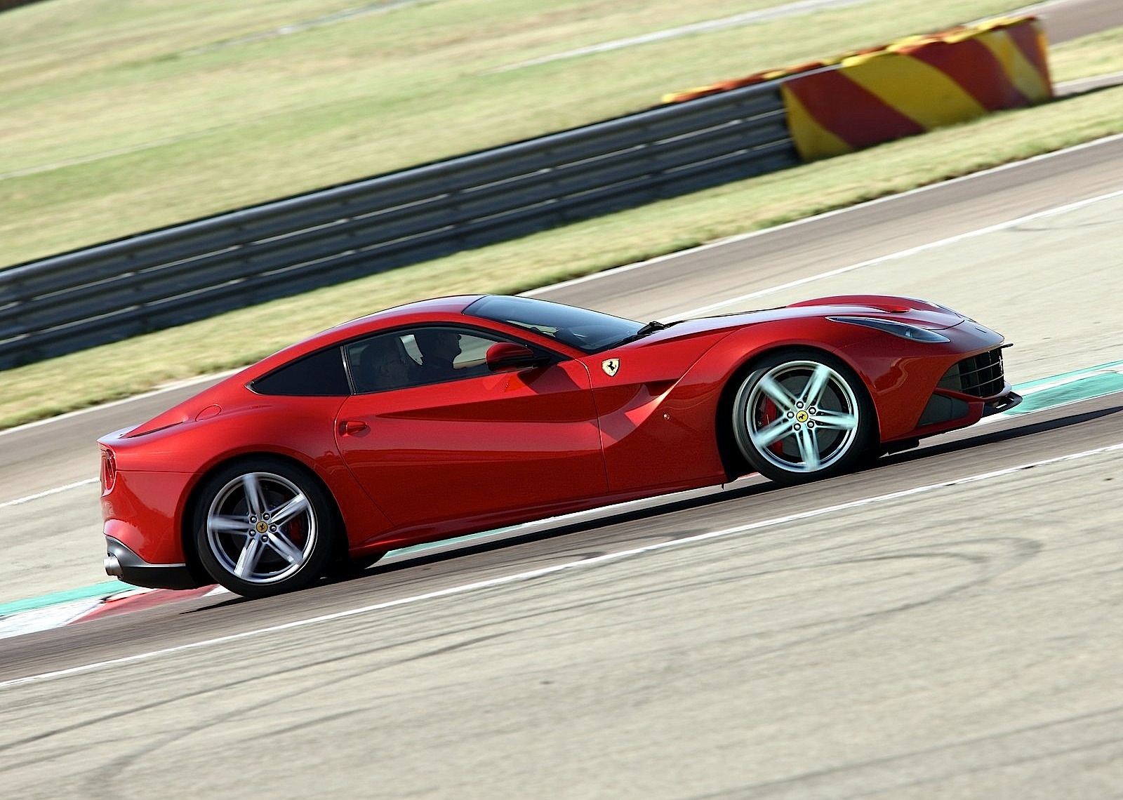 Ferrari F12 Berlinetta photo 30