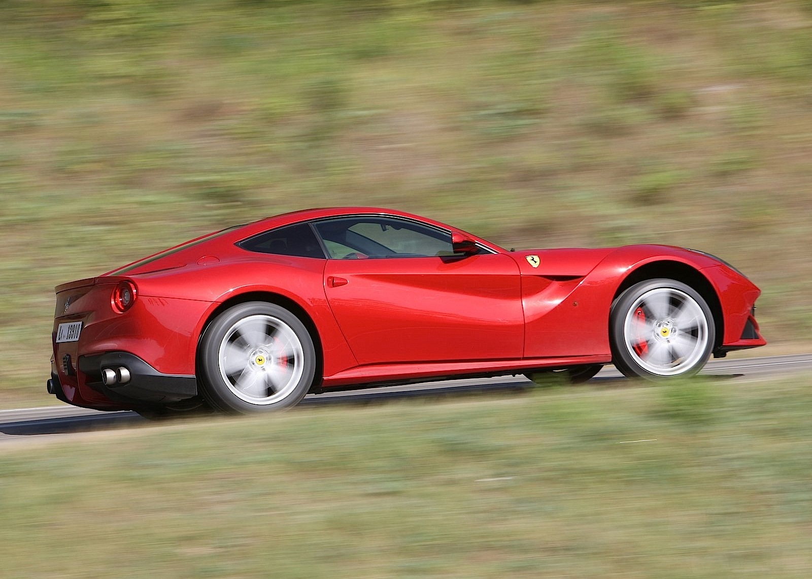 Ferrari F12 Berlinetta photo 32