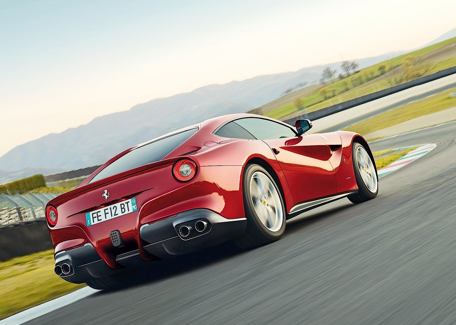 Ferrari F12 Berlinetta photo 34