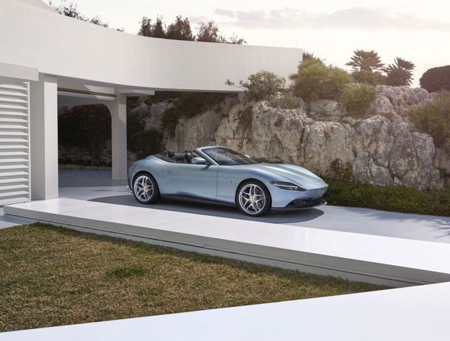 Ferrari Roma Convertible photo 2