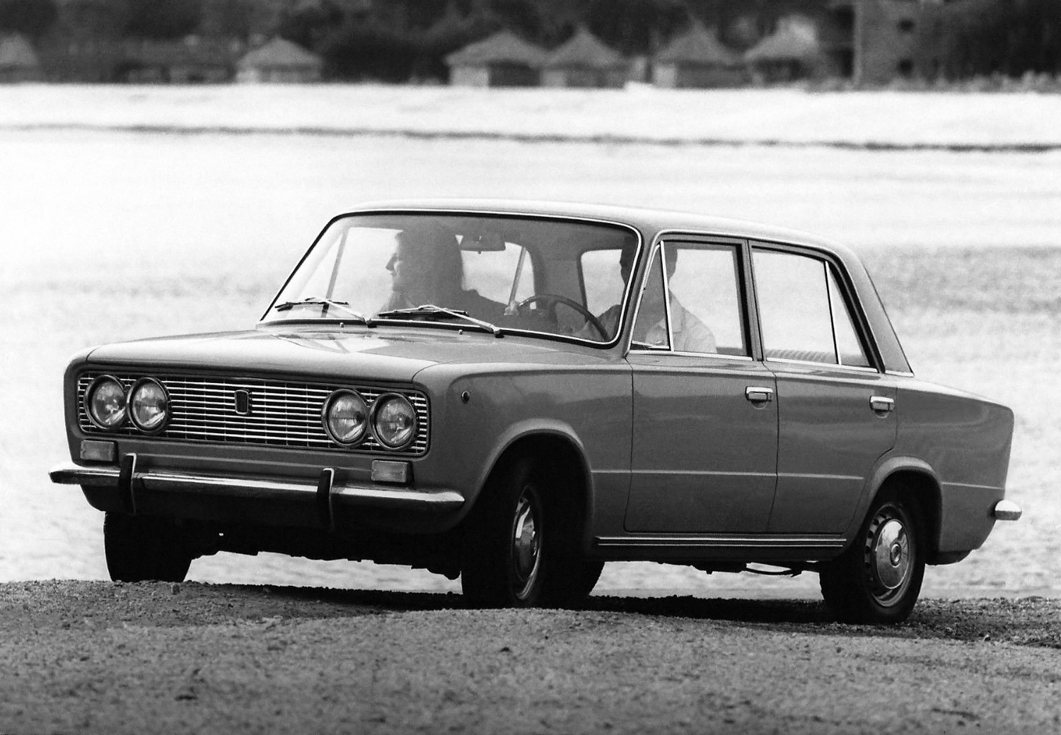 Fiat 124 Saloon photo 16