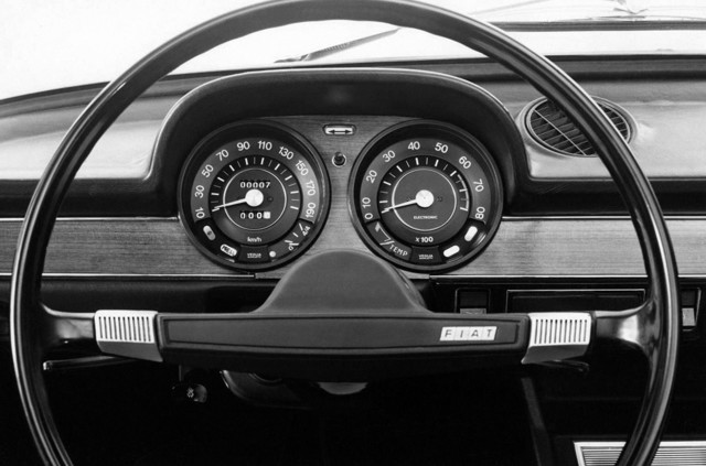 Fiat 124 Saloon photo 20