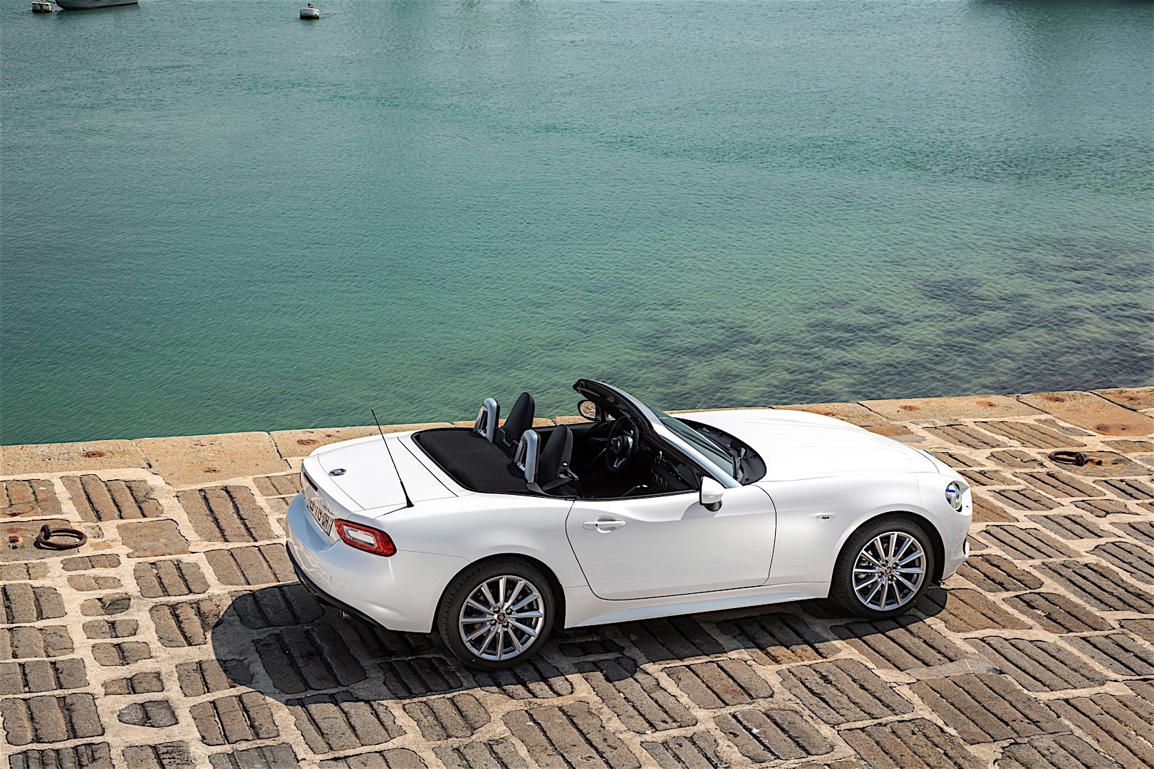 Fiat 124 Spider photo 2