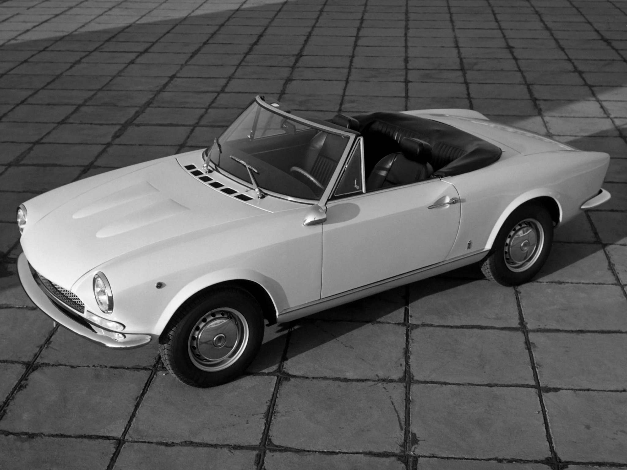 Fiat 124 Spider photo 11